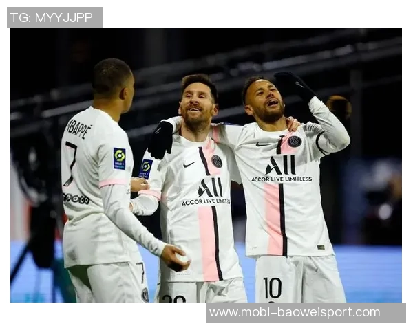 小姆巴佩绝平巴黎后模仿姆巴佩庆祝动作姆总在看台笑逐颜开